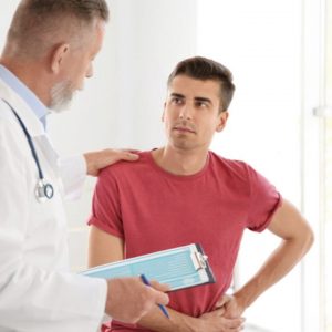 médico y paciente cáncer de próstata