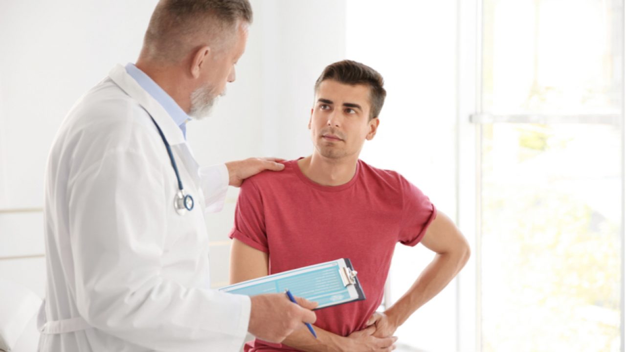 médico y paciente cáncer de próstata