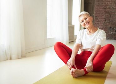 climaterio, mujer que practica yoga