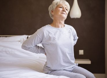 Mujer de avanzada edad sufriendo dolor de espalda