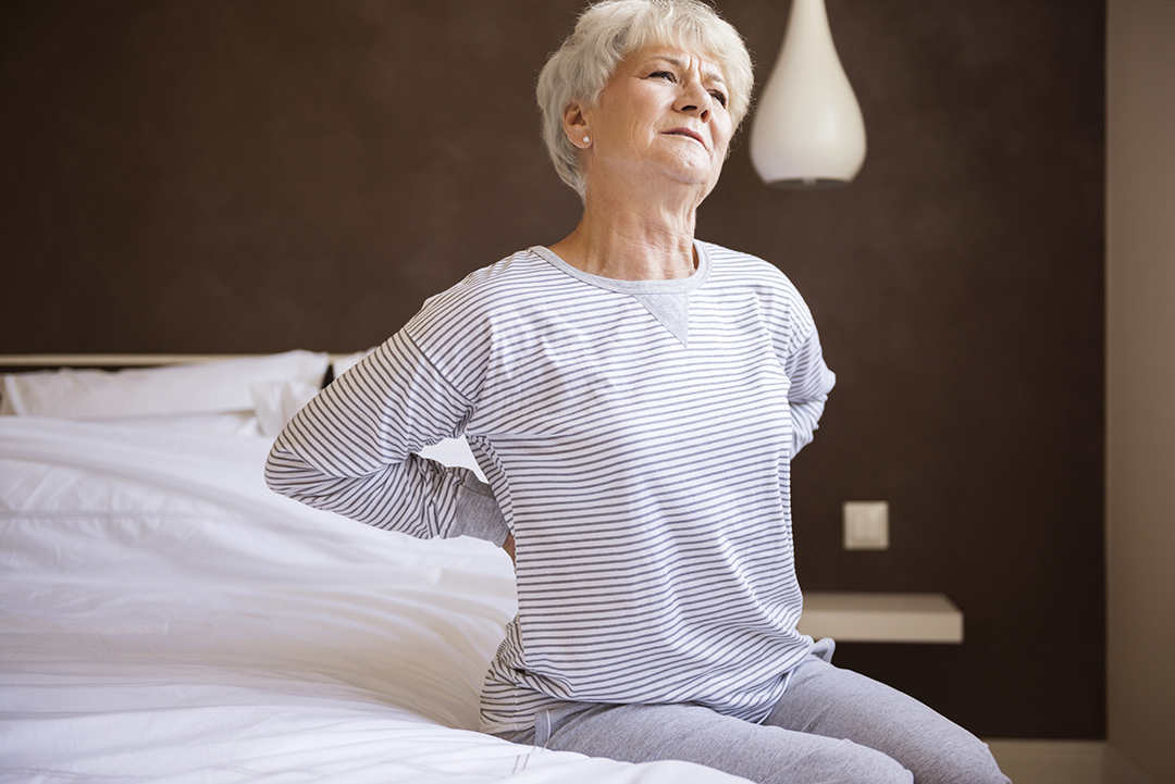 Mujer de avanzada edad sufriendo dolor de espalda